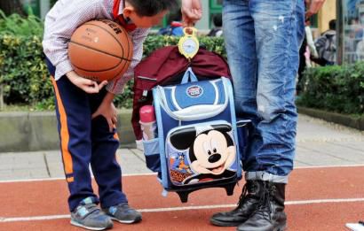 10月28日，記者對成都市某小學學生的書包進行稱重，該學生書包的重量為7.8公斤。