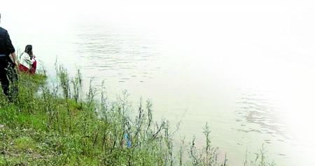 涉事男子和前女友,呆滯地望著滾滾江水。 田女士供圖