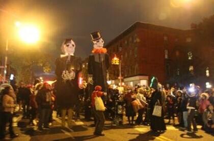 年底將近，派對集中，如何讓子女免受不良人士的侵犯，家長需要警惕并提醒子女注意。（美國《世界日報(bào)》/黃伊奕 攝）