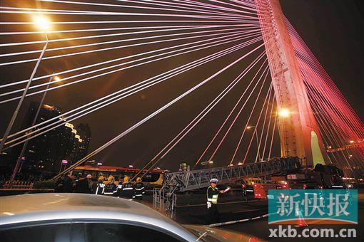 昨日深夜，橋上東側(cè)空出兩條車(chē)道用來(lái)救援。