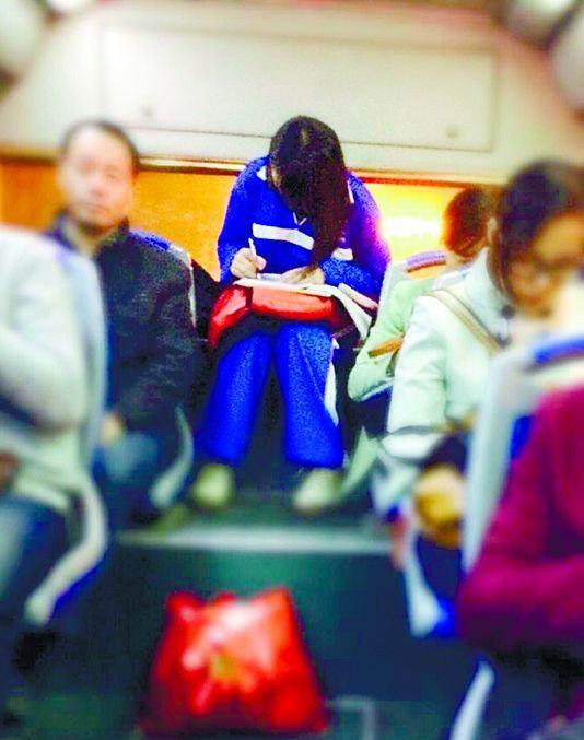 “校服美女”公交車上做作業(yè) 網(wǎng)友感嘆學霸現(xiàn)身
