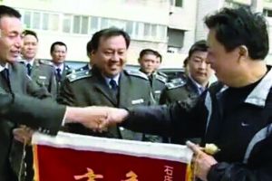 當(dāng)年火災(zāi)中獲救者的家屬給城管中隊(duì)送來錦旗 視頻截圖