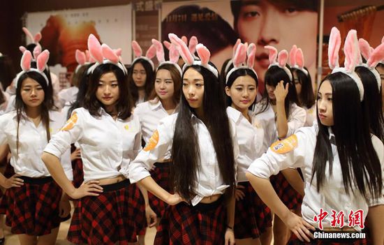 11月11日晚，一百位統(tǒng)一打扮的“兔女郎”現(xiàn)身南京新街口，逛街看電影玩快閃，走到哪里都被圍觀。