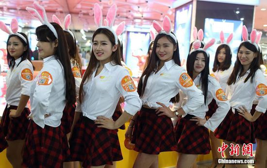 11月11日晚，一百位統(tǒng)一打扮的“兔女郎”現(xiàn)身南京新街口，逛街看電影玩快閃，走到哪里都被圍觀。