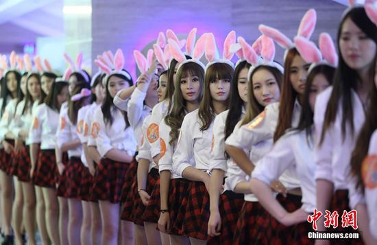 11月11日晚，一百位統(tǒng)一打扮的“兔女郎”現(xiàn)身南京新街口，逛街看電影玩快閃，走到哪里都被圍觀。