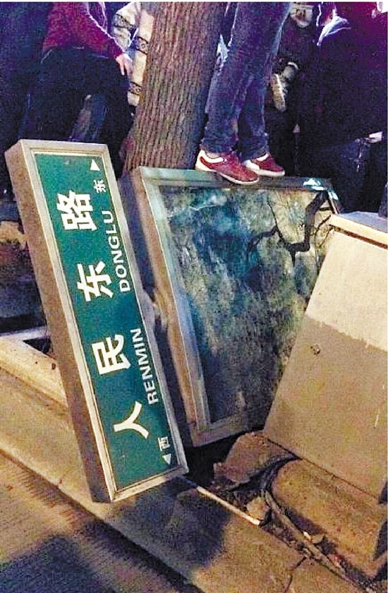 路牌都踩翻，還有人上了樹，城管不出手，也確實不大合適。