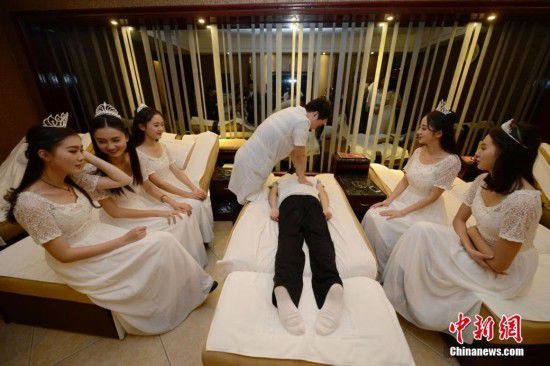 湖南十大?；w到足浴店學(xué)理療按摩(圖)