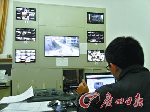 監(jiān)控室就可以看到男生宿舍樓的情況。