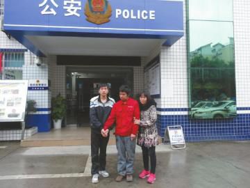 王江中和弟弟、大姑離開東南派出所前的合影。張文敏攝