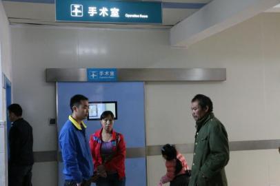 宇宇的父母和爺爺一直守候在手術(shù)室外。