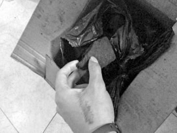 小曾發(fā)出買來的干炭和安眠藥。