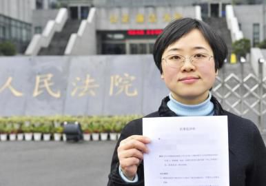 12月3日，起訴代理人出示公訴書(shū)。