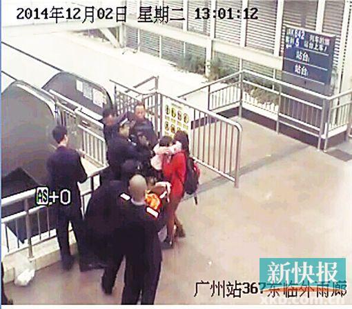 民警果斷將孩子救下,并控制跳樓男子。 通訊員圖(視頻截圖)