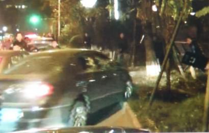 作案嫌疑車輛竄上綠化帶。（據(jù)警方視頻截圖）