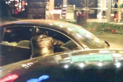 一警察試圖讓汽車停下。