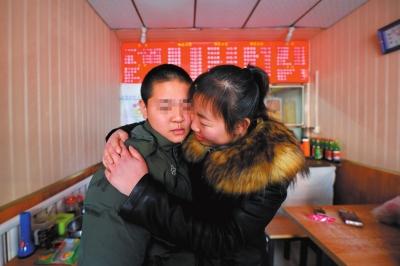 何女士找到了兒子小新后，把兒子緊緊抱在懷里。京華時報記者趙思衡攝