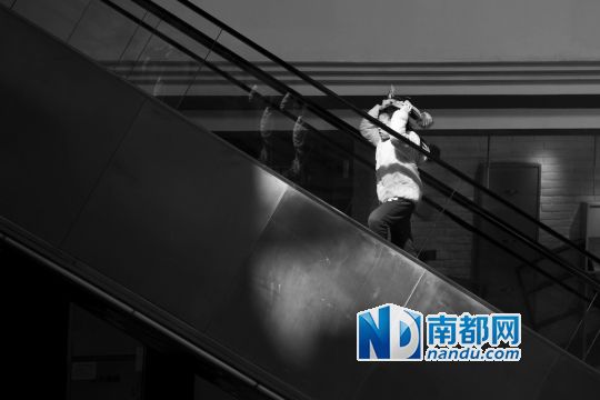 12月12日上午，正佳廣場內(nèi)，任淘淘在扶梯上奔跑玩耍。