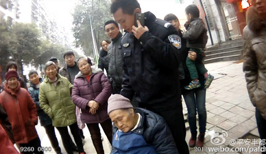 重慶九旬老太迷路后靠警察腿上睡一小時(圖)