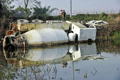 12月23日，側(cè)翻在荷塘的罐車(chē)。