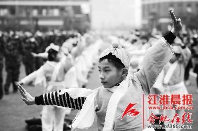 學生們在進行集體武術(shù)操展示。