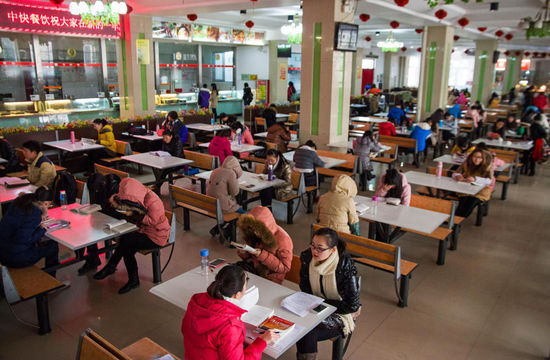 圖為在食堂內(nèi)復(fù)習的學(xué)生。