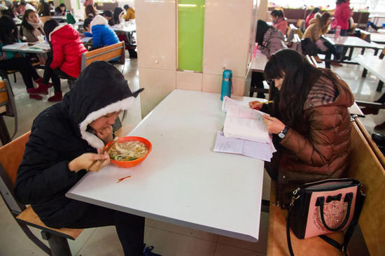 圖為在食堂內(nèi)復(fù)習的學(xué)生。
