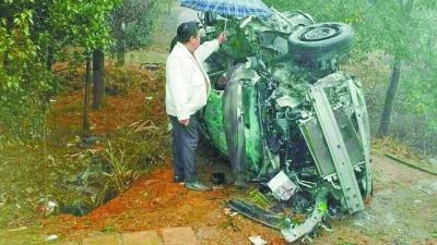 好心的路人為傷者撐傘遮雨。通訊員李鵬程 攝