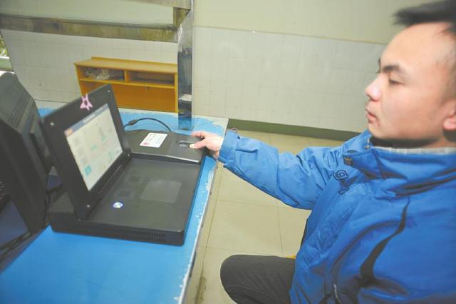 高考報(bào)名錄入指紋開始執(zhí)行,在校生由學(xué)校統(tǒng)一錄入。