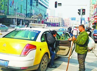 行乞者與保安聊天，竟頻頻對保安的收入表達出了不屑。