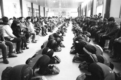 學(xué)生們在老師的指導(dǎo)下，一起給父母下跪謝恩。微博截圖