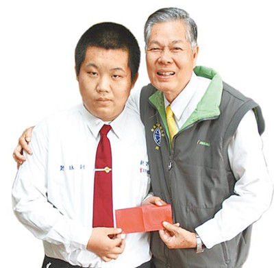 校長(zhǎng)稱贊鄭詠釧（左）處變不驚，頒發(fā)2000元臺(tái)幣紅包“壓驚”，并記一大功。