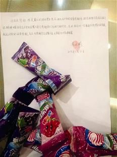 為表謝意，他特意買來20根棒棒糖送給民警。