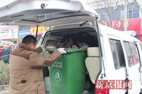 亳州路邊垃圾桶內(nèi)驚現(xiàn)碎尸。網(wǎng)友供圖