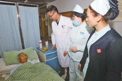 老人病治好了，可他卻一直躺在醫(yī)院的病床上。