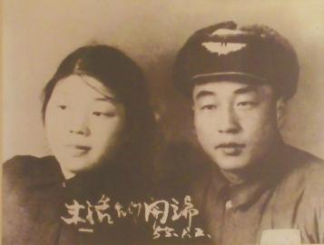 當(dāng)年的結(jié)婚照老人還保留得很好。