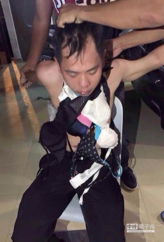 新加坡一名內(nèi)衣賊，被迫穿上女性內(nèi)衣游街示眾。