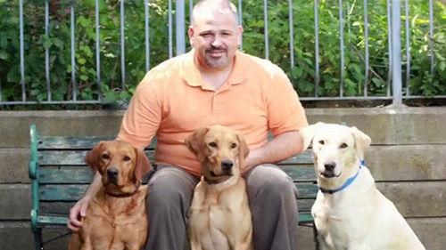 圖為吉姆和他的專(zhuān)業(yè)臭蟲(chóng)探測(cè)犬在一起。