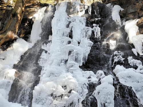 富士河口湖畔的瀑布結(jié)冰，成了一道“冰瀑”。