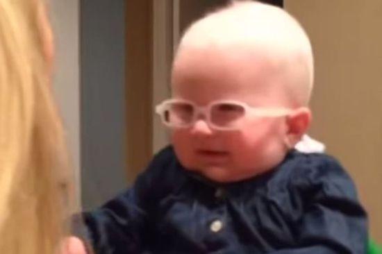 英國(guó)白化病兒童透過(guò)特制鏡片首次見(jiàn)親媽。