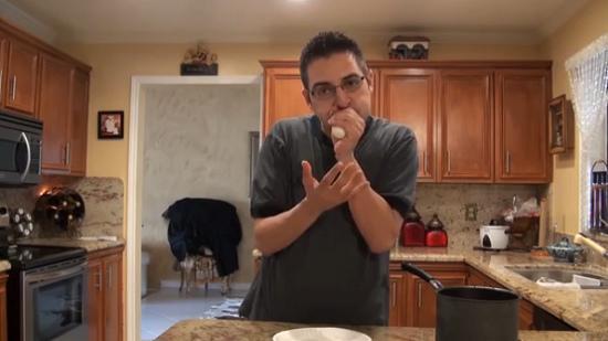 這名男子用手捏緊雞蛋，從窄口一吹，便能輕易把雞蛋吹出，而且不帶任何碎片。