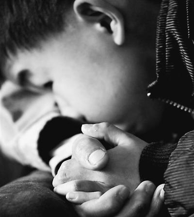 10歲小兒子緊緊握著哥哥的手。資料圖片