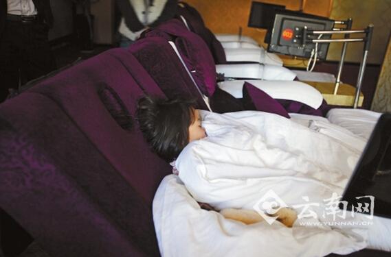 夜里，孩子就睡在沙發(fā)躺椅上。