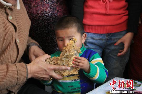 新疆青河縣一牧民上周意外撿到重7.85公斤公斤左右的一塊狗頭黃金，這塊黃金酷似中國(guó)地圖。