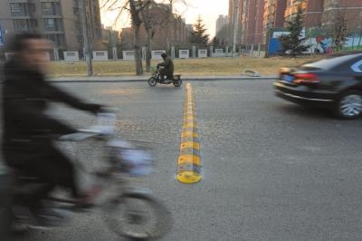 居民在公路上私裝減速帶 曾申請(qǐng)裝紅綠燈未果