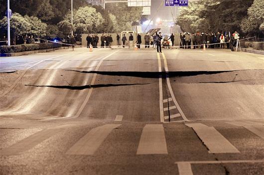 地面繼續(xù)下沉，路面斷裂