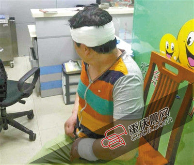 昨日，受傷的游客譚先生在醫(yī)院接受治療。