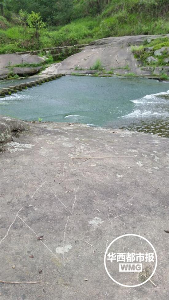 地上寫著：ZZ，我喜歡你