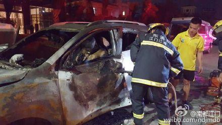 廣東一輛轎車(chē)撞上磚頭堆 司機(jī)困在駕駛室被燒死