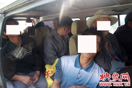 一輛8座的面包車竟然擠進(jìn)17個(gè)人。