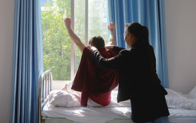 出院前，窗外透進(jìn)一道陽(yáng)光，打在他的身上。